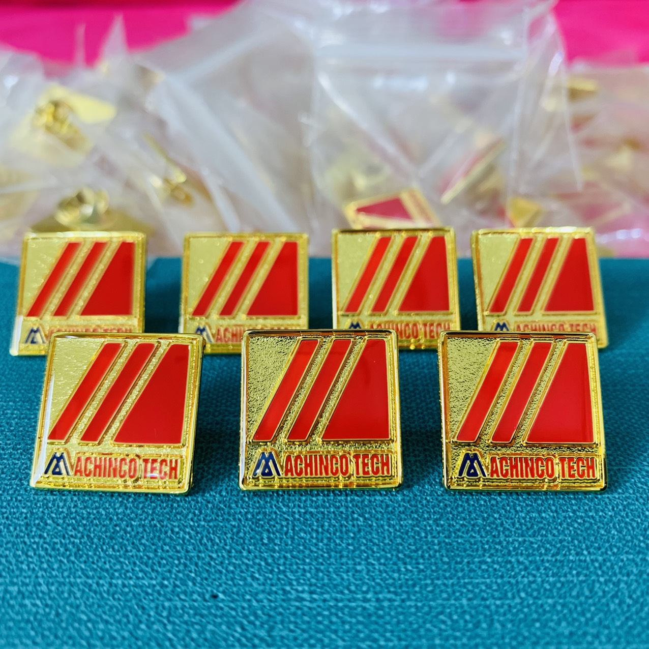 Huy hiệu theo logo doanh nghiệp – Giá trị tinh tế định vị thương hiệu